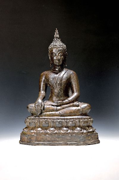 Bedeutender Buddha, Thailand, wohl 14./15. Jahrhundert, Shakyamuni-Buddha, Geste der Erdberührung, gewachsene Patina, feiner detaillierter Guß, ca. ...