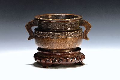 Räuchergefäß, China, 18. Jh. Bronze, Qing Dynastie, klassische Form, seitliche Handhaben, breiter ausgestellter Rand, dunkle Patina, umlaufendes ...