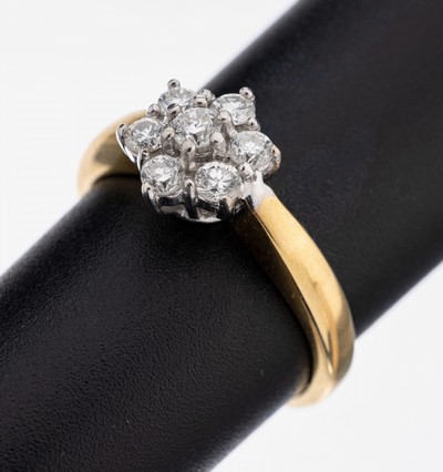 18 kt Gold Brillant-Ring, GG/WG 750/000, 7 Brillanten zus. ca. 0.50 ct Weiß/vs, RW 55, ca. 4.5 g