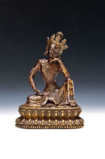 Buddha, Tibet, 20. Jh., Bronze, patiniert, auf Lotussockel, eine Hand aufgestützt, H. ca. 21 cm