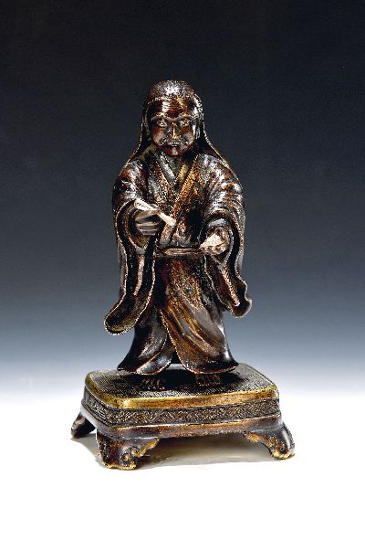 Bronzefigur, Gelehrter, China, wohl um 1900, patiniert, in den Händen wohl Schreibgerät, H. ca. 20 cm