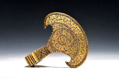 Derwisch-Axt aus Persien, Iran, wohl 19. Jh., Bronze, Derwisch-Axtblatt, auf beiden Seiten mit arabischer Kalligraphie graviert, mit Nennung eines ...