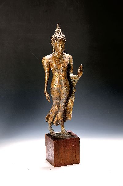 Große schreitende Buddha-Figur, Thailand, 18./19. Jh., Bronze, stehende Figur mit Abhaya-Mudra, Geste des Schutzes und der Furchtlosigkeit, lange ...