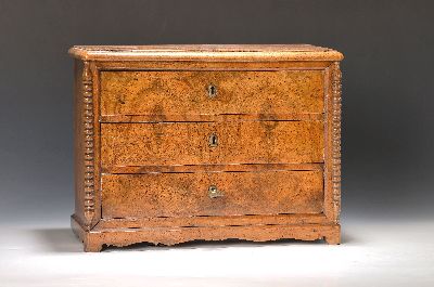 Modellkommode, deutsch, um 1880, Nussbaumfurnier, z.T. auf Eichekorpus, drei Schubladen, gedrechselte Lisenen, ein Schlüssel, ca. 31 x 41 x 19 cm