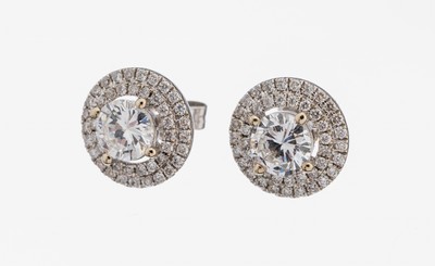 Paar 18 kt Gold Brillant-Ohrstecker, WG 750/000, 2 Brillanten zus. ca. 1.16 ct Weiß/si, umgeben von Brillanten zus. ca. 0.33 ct feines ...