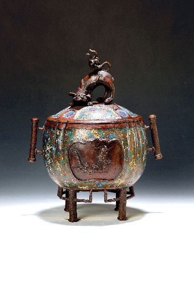 Deckelgefäß, China, um 1880-90, Bronze, in Kartuschen reliefierte Darstellung von Tiger und Drachen, reich bunt emailliert in Cloisonné-Technik, ...