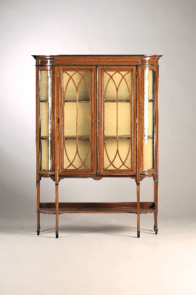 Vitrine, England, 19.Jh., Mahagonifurnier, feine Bandintarsien in Rosenholz abgesetzt, zweitürig, Türen fein neogotisch versprosst, Seiten ...
