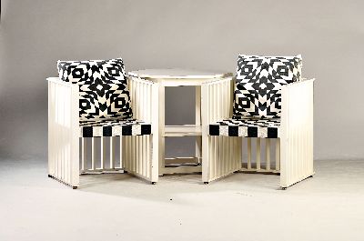Josef Hofmann, Wien, Paar Armlehnsessel mit Tisch, Entwurf von 1903 für das Sanatorium Purkersdorf, Buche weiß lackiert, schwarz -weißem ...