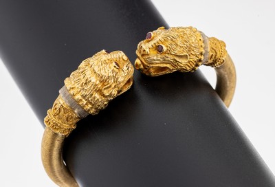 18 kt Gold Rubin-Armreif, GG 750/000, stilisierte Fabelwesenköpfe, Augen rundfacett.Rubine, offen gearbeitet, Klappscharnier, wohlhohl, ca. 46 g