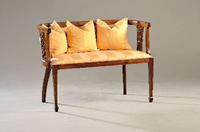 Kleine Sitzbank, 19.Jh., Mahagoni massiv, helle Bandeinlagen, gepolstert und bezogen, mit 3 Kissen, ca. 75x107x54 cm, EZ 2