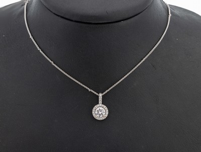 18 kt Gold Brillant-Anhänger, WG 750/000, mittlerer Brillant ca. 0.81 ct Weiß/si, 22 Brillanten zus. ca. 0.22 ct (grav.) feines Weiß-Weiß/vs-si, ...