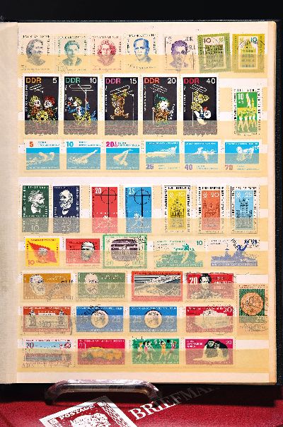 Briefmarkensammlung, DDR und BRD, DDR 2 Einsteckalben, 1949-89, gestempelt/ungestempelt; BRD-Album, 1949-89, wenige Lücken