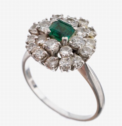 Platin Smaragd-Brillant-Ring, Pt gepr., Smaragd im Emerald Cut ca. 0.15 ct, 21 Brillanten zus. ca. 1.40 ct Weiß/si, RW 55, ca. 6.0 g
