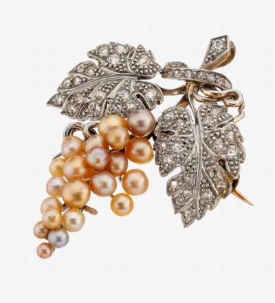 14 kt Gold Perl-Diamant-Brosche, GG/WG 585/000, Darstellung von Trauben aus kl. Süßwasserzuchtperlen, 1 Perle fehlt, Blätter mit 8/8- Diamanten ...