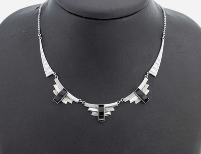 Platin Art Deco Onyx-Collier, um 1930, Pt gepr., geometrische Ausführung, Onyxeinlagen, L. ca. 42 cm, Federringschließe, ca. 8.3 g