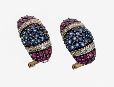 Paar 9 kt Gold Rubin-Saphir-Diamant- Ohrstecker, GG 375/000, rundfacett. Rubine und Saphire zus. ca. 0.80 ct, 8/8-Diamanten zus. ca. 0.10 ct ...