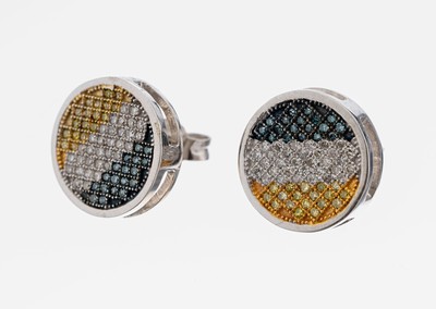 Paar 14 kt Gold Diamant-Ohrstecker, WG 585/000, 8/8-Diamanten zus. ca. 0.80 ct Weiß und Gelb-Blau(beh.)/si-p, ca. 4.5 g