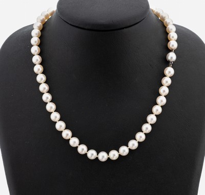 Perl-Collier mit 18 kt Gold Schließe, WG 750/000, Akoyazuchtperlen, D. ca. 7.2-8 mm, L.ca. 124 cm, Steckschließe in Perle