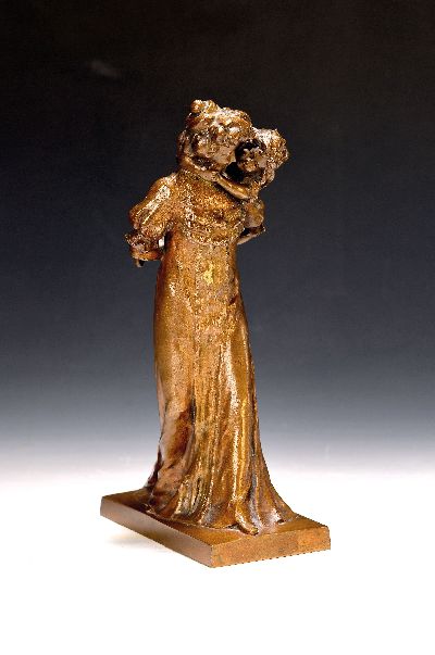 Emilio Zago (bzw. Emil/Emile Zago), Bronzeskulptur, Mutter ihre Tochter Huckepack tragend, Stempel K.K. Kunsterzgießerei Wien, Entwurf um 1900, ...