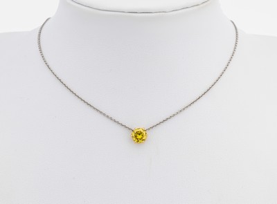 18 kt Gold Brillant-Anhänger, GG 750/000 gepr., Brillant ca. 1.05 ct Gelb(beh.)/si, an Kette, Platin, L. ca. 40 cm, Karabinerschließe, ca. 3.4 g