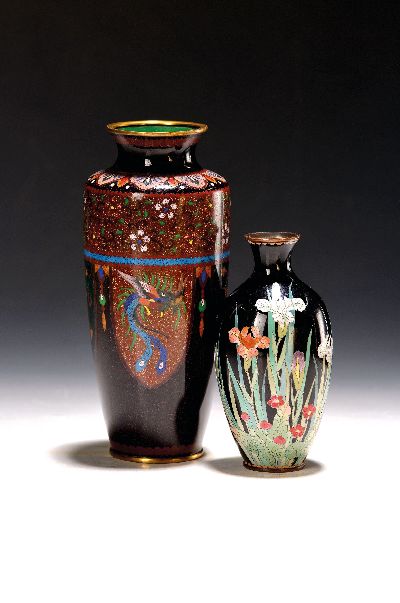 Zwei Cloisonne-Vasen, J. Ando, Nagoya-Tokyo, Japan, 20.Jh., 1x Vase mit Tea-goldstone -Dekor, Bodenmarke und orig. Etikett auf Holzstand, H. 19 cm; ...