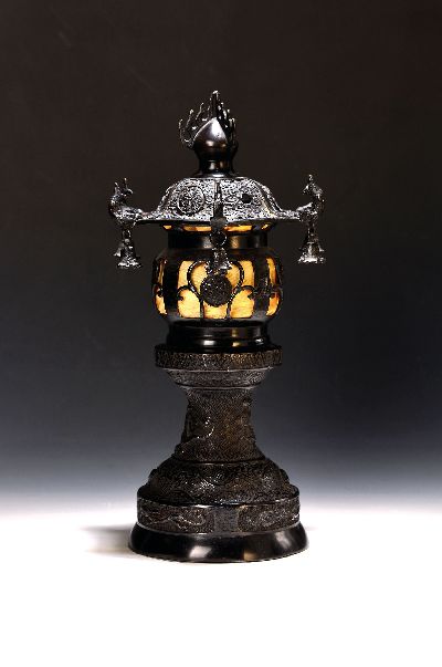 Pagodenlampe, China, 20.Jh., geschwärzter Bronzekorpus, gemodelter Reliefdekor, 1 Brennstelle, Elektr. nicht geprüft, H. 40 cm