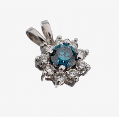 14 kt Gold Brillant-Anhänger, WG 585/000, blütenf., mittig Brillant ca. 0.33 ct Blau(beh.)/si, umgeben von 9 Brillanten zus. ca. 0.25 ct Weiß/si
