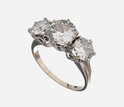 14 kt Gold Diamant-Ring, um 1925, WG 585/000, mittig Altschliffdiamant ca. 1.40 ct l.get.Weiß/p, seitl. 2 Altschliffdiamanten zus. ca. 1.60 ct ...