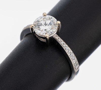 18 kt Gold Brillant-Ring, WG 750/000, mittig Brillant 1.11 ct feines Weiß(G)/vvs2, Ringschultern mit Brillanten zus. ca. 0.13 ct (grav.) ...