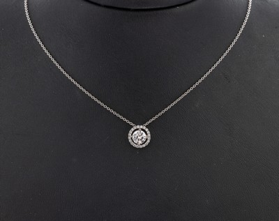 18 kt Gold Brillant-Collier, WG 750/000, bewegl. Mittelteil, mittig Brillant 0.63 ct hochfeines Weiß+(D)/vvs2, umgeben von Brillanten zus. ca. 0.13 ...