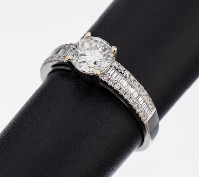 18 kt Gold Diamant-Ring, WG 750/000, mittigBrillant 1.01 ct feines Weiß+(F)/vvs2, Ringschultern mit Brillanten und Diamantbaguettes zus. ca. 0.17 ...