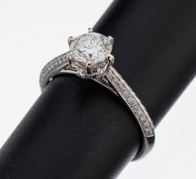 18 kt Gold Brillant-Ring, WG 750/000, mittig Brillant 1.51 ct feines Weiß+(F)/vvs1, Ringschultern mit Brillanten zus. ca. 0.40 ct (grav.) feines ...