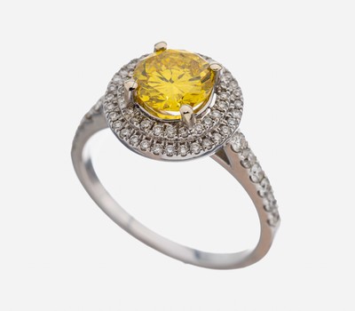 18 kt Gold Brillant-Ring, WG 750/000, mittig Brillant ca. 1.15 ct Gelb (beh.)/si, Stein min. besch., weitere Brillanten zus. ca.0.50 ct (grav.) ...