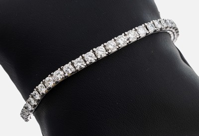 18 kt Gold Brillant-Linienarmband, WG 750/000, Brillanten im Verlauf zus. ca. 6.0 ctfeines Weiß-Weiß/vs-si, L. ca. 19 cm, Kastenschloss mit ...