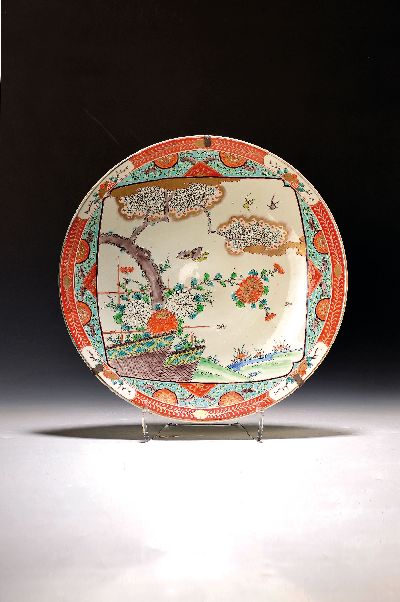 Großer Teller, Japan, späte Meiji-Zeit bzw. um 1900, Porzellan, goldstaffiert, rot- und türkisgrundig, Standring min. best., D. 40,5 cm