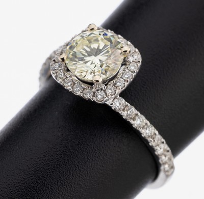 18 kt Gold Brillant-Ring, WG 750/000, mittig Brillant ca. 1.05 ct light Yellow/vs, weitere Brillanten zus. ca. 0.40 ct (grav.) ...