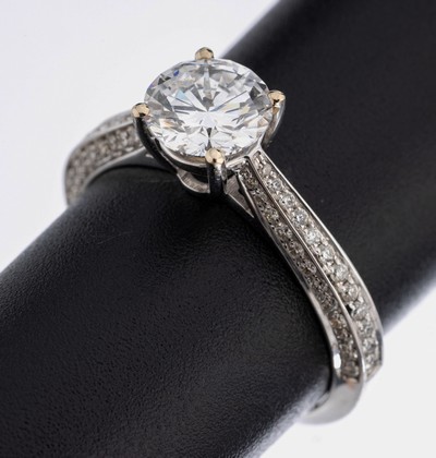 18 kt Gold Brillant-Ring, WG 750/000, mittig Brillant 1.04 ct hochfeines Weiß+(D)/ vvs2, Ringschultern mit Brillanten zus. ca. 0.36 ct (grav.) ...