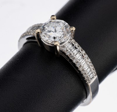 18 kt Gold Diamant-Ring, WG 750/000, mittigBrillant 1.03 ct hochfeines Weiß+(D)/vvs2, Ringschultern mit Brillanten und Diamantbaguettes zus. ca. ...