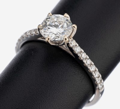 18 kt Gold Brillant-Ring, WG 750/000, mittig Brillant 0.98 ct Weiß(H)/vs1, Ringschultern mit Brillanten zus. ca. 0.27 ct (grav.) Weiß/vs-si, RW ...
