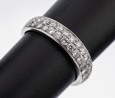 14 kt Gold Brillant-Ring, WG 585/000, 36 Brillanten zus. ca. 1.0 ct (grav.) feines Weiß-Weiß/vs-si, RW 55, ca. 3.1 g