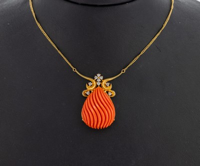 18 kt Gold Korallen-Brillant-Collier, GG 750/000, geschwungenes Mittelteil mit wellenf.gerillter Koralle, schöne Farbe, 9 Brillanten zus. ca. 0.20 ...