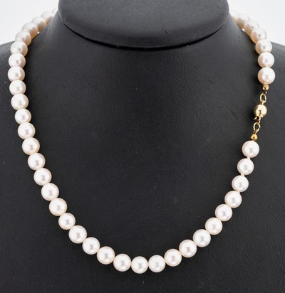 Perl-Collier mit 14 kt Gold Schließe, GG 585/000, Akoyazuchtperlen, D. ca. 6.4-7.0 mm, L. ca. 78 cm, Kugelschließe