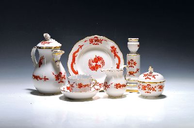 Mokkaservice, Meissen, 20. Jh., reicher Drache, golden gehöht, Goldränder, Mokkakanne, Zuckerdose, Sahnegießer, 6 Mokkatassen mit Untertassen, 6 ...