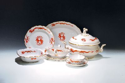 Umfangreiches Tafelservice, Meissen, 20. Jh., roter Hofdrache, golden gehöht, 11 Menueteller, 8 Teller D. 20 cm, 6 Suppentassen mit Untertassen, 2 ...