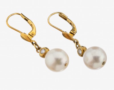 Paar 14 kt Gold Brillant-Perl-Ohrhänger, GG585/000, bewegl. Abhängung, 2 Brillanten zus. ca. 0.08 ct Weiß/si, 2 Akoyazuchtperlen, D. ca. 8.9 mm, ...
