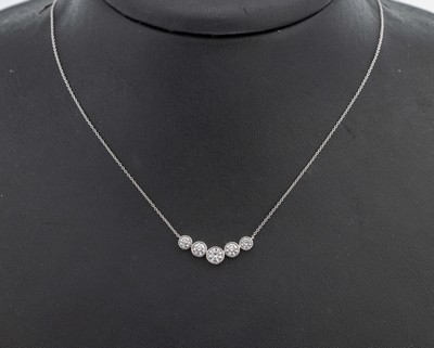 18 kt Gold Brillant-Collier, WG 750/000, 1 Brillant ca. 0.25 ct feines Weiß/si, 4 Brillanten zus. ca. 0.52 ct feines Weiß/si, ca. 2.3 g, L. ca. ...