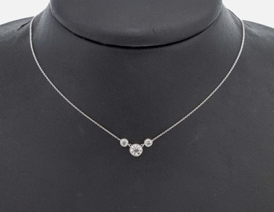 18 kt Gold Brillant-Collier, WG 750/000, 1 Brillant ca. 0.40 ct feines Weiß/si, 2 Brillanten zus. ca. 0.16 ct feines Weiß/si, L. ca. 40-42 cm, ...