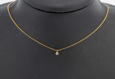 18 kt Gold Brillant-Anhänger, GG 750/000, Brillant ca. 0.10 ct feines Weiß/si, an Kette,L. variabel 40-43 cm, Karabinerschließe, ca. 1.8 g