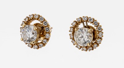 Paar 18 kt Gold Brillant-Ohrstecker, GG 750/000, 2 Brillanten zus. ca. 2.05 ct Weiß- l.get.Weiß/p, Brillantkranz zus. ca. 0.40 ct feines ...