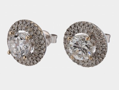 Paar 18 kt Gold Brillant-Ohrstecker, WG 750/000, 2 Brillanten zus. ca. 1.85 ct Weiß/ vs-si, umgeben von Brillanten zus. ca. 0.50 ctfeines ...